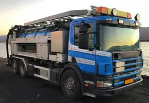 Camión limpia fosas y equipos de servicio